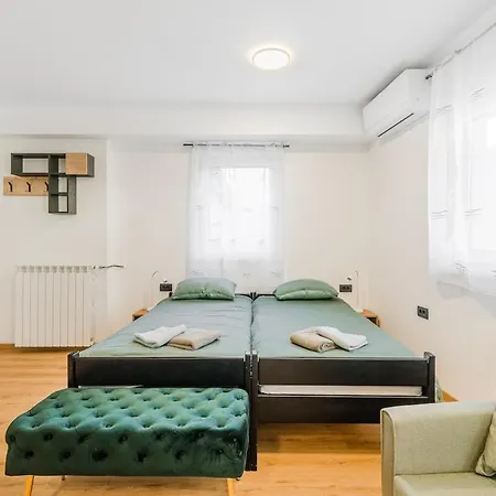 Apartma Hosnar, Apartma Gusto *